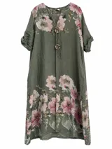 Vestido largo verde militar con estampado floral en tonos rosados, escote en V con cordones y botones decorativos, y mangas cortas con vuelta.