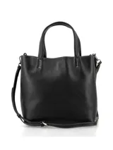 Cartera de cuero negro con formato rectangular, asas fijas y correa extraíble. Presenta costuras en contraste, cierre central con broche metálico y logo de la marca en metal plateado en el frente.