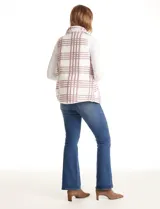 Chaleco reversible marca Weekend Routine. Un lado es de sherpa con estampado a cuadros en tonos rosados y blancos, y el otro lado es capitoneado blanco con diseño de rombos. Cuenta con cuello alto, cierre frontal con broches a presión, bolsillos frontales con solapa y jareta interna en la cintura para ajustar.