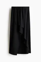 Pollera midi de twill elástico negro con cintura alta, cierre lateral oculto y un panel drapeado en la parte delantera que cae en un dobladillo asimétrico.