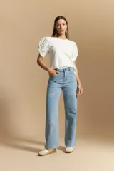 Pantalón de jean de tiro alto, corte ancho y pierna recta, en tono celeste claro con estampado jacquard de flores.