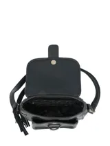 Cartera bandolera de ecocuero negro con solapa frontal de cuero natural, cierre con broche imantado, bolsillo delantero, correa ajustable y detalle de llavero con flecos.
