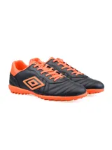 Championes Umbro modelo Touch TF para hombre, color negro, con capellada de PU texturizada y logo Umbro brillante en el lateral. Suela de caucho con tapones bajos para césped artificial o fútbol 5.