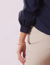 Blusa azul marino de gasa con escote en V y mangas largas con puño. Marca Sioni.