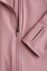 Campera deportiva de corte ajustado con cuello elevado, cierre frontal completo y mangas largas con abertura para el pulgar.