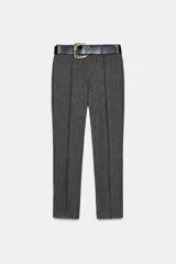 Pantalón de tiro alto con diseño de espiga, corte recto y nervio marcado en el frente. Incluye un cinturón ancho con hebilla metálica dorada y cierre lateral con cremallera oculta.