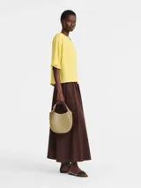 Cartera de mano modelo Le Foulonné de Longchamp, tamaño pequeño, de diseño estructurado semicircular en color verde oliva con asa corta de hombro y detalles metálicos dorados.