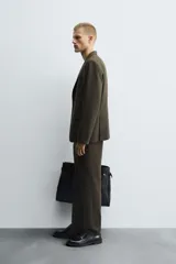Pantalón de vestir corte slim fit, con cierre frontal de cremallera y botón, bolsillos laterales y bolsillos traseros de doble vivo con botón.