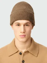 Gorro tipo beanie de punto con vuelta, confeccionado en mezcla de lana y alpaca, color marrón.