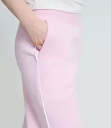 Pantalón wide leg de algodón y poliéster en color rosado, con cintura elástica y corte holgado. Presenta un diseño cómodo y versátil con detalle lateral en contraste.