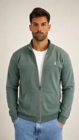 Campera de algodón color verde, con cierre frontal completo, cuello alto tipo bomber y bolsillos laterales tipo canguro. Presenta un pequeño logo bordado en el pecho.