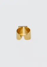 Anillo dorado ajustable de acero quirúrgico hipoalergénico con piedra sintética cuadrada color gris veteado.