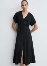 Vestido midi de tejido fluido mezcla de lino y viscosa, color negro. Presenta cuello en pico, mangas cortas con dobladillo y cierre frontal completo con botones. Diseño evasé con corte entallado en la cintura.