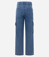 Pantalón cargo de jean azul, de corte recto y tiro alto, con bolsillos laterales y cierre frontal con botón y cremallera.
