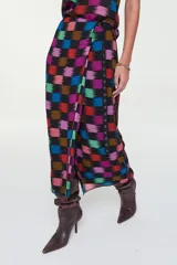 Falda midi cruzada de viscosa con estampado geométrico multicolor, abertura frontal y cinturón incorporado con ojales metálicos.