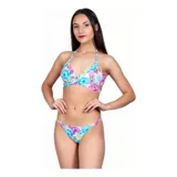 Bikini de dos piezas con estampado floral multicolor. El top es de estilo triángulo con diseño cruzado en la parte inferior y tiras ajustables al cuello. La parte inferior es de corte tanga.