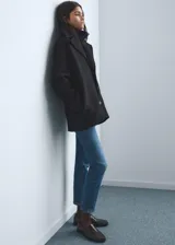 Jeans de corte slim y tiro alto, con diseño crop y cinco bolsillos. Confeccionados en tejido de algodón con un toque de elasticidad.