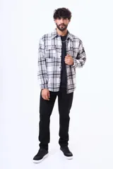 Sobrecamisa de pana con estampado a cuadros, forrada en su interior con símil corderito. Presenta cuello clásico, cierre frontal con botones y dos bolsillos con solapa en el pecho.