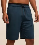 Bermuda deportiva modelo long, confeccionada en microfibra técnica de secado rápido. Presenta cintura elástica con cordón de ajuste interno y bolsillos laterales. Diseño liso de corte recto ideal para entrenamiento.