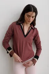 Remera de algodón con cuello camisero y escote en V profundo, de manga larga con puños en contraste de color.
