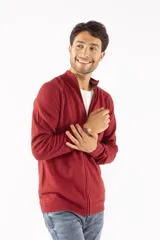 Campera tejida de punto color gris oscuro, con cierre frontal y logo bordado en el pecho.