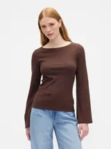 Remera de manga larga con cuello bote, confeccionada en tejido acanalado de color marrón.