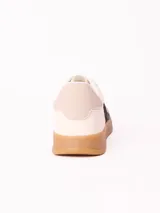 Championes urbanos modelo Osaka, confeccionados en poliuretano color negro con detalles en blanco en los laterales y suela de goma en tono tostado.