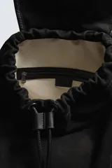 Mochila de cuero con acabado de serraje, cuenta con un compartimento principal con cierre de solapa y cordón ajustable. Incluye asa de mano superior y correas de hombro ajustables.