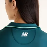Remera deportiva de manga corta con cuello polo en V y detalles de ribete en contraste. Confeccionada en tejido técnico transpirable con tecnología de secado rápido.