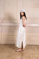 Vestido largo de seda color amarillo con estampado batik en tonos verde oliva y blanco. Escote en V con ribete de punto fino en cuello y mangas. Talle único.