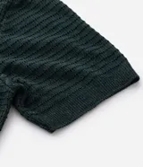 Remera de manga corta y cuello redondo, confeccionada en tejido de tricolina con textura acanalada. Presenta un diseño de corte clásico y ajuste cómodo.