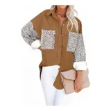 Sobre camisa de pana blanca con detalles en animal print en los bolsillos frontales y en las mangas. Presenta cuello inglés, cierre frontal con botones y corte holgado.