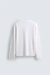Camiseta de manga larga con cuello redondo y cierre frontal de botonadura tipo henley. Confeccionada en tejido de algodón y seda, con un corte relajado.