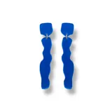 Par de aros colgantes con base cuadrada rosa y pieza colgante ondulada roja.