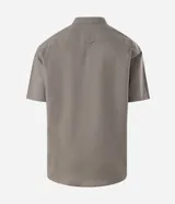 Camisa de manga corta color verde militar, de corte relajado, con cuello inglés, abotonado frontal y un bolsillo en el pecho. Confeccionada en mezcla de cáñamo y algodón.