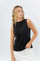 Top sin mangas de lino metalizado con acabado brillante, escote cerrado y espalda abierta con lazo ajustable.