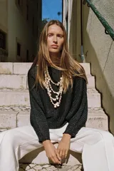 Jersey de punto con cuello barco y mangas anchas de corte holgado.