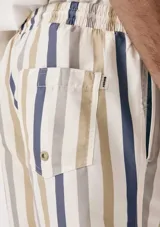 Short de tela con estampado a rayas verticales en tonos blanco, rojo y azul. Tiene cintura elástica con cordón ajustable y bolsillos laterales.