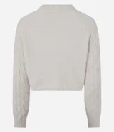 Suéter cropped de chenille color crema, con cuello redondo y mangas largas.