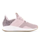 Championes New Balance Fresh Foam Roav color rosa con estampado animal print en el talón, logo N en el lateral y suela blanca.