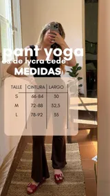 Pantalón de yoga negro de lycra con pretina doble para ajustar el tiro. Corte acampanado.