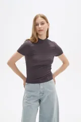 Remera de manga corta, color gris oscuro, confeccionada en tejido acanalado (punto canale) de viscosa, de corte ajustado al cuerpo y cuello alto tipo mock neck.