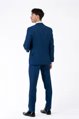 Ambo de fiesta Florenzi modelo Cezzari, corte slim fit. Incluye chaqueta con solapas en punta con detalle de raso al tono, cierre de dos botones y bolsillos de doble vivo. Pantalón de vestir a juego con bolsillos de doble vivo.