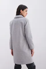 Tapado de paño gris con apliques de hotfix plateados. Presenta un diseño de corte regular con cuello solapa, cierre frontal con botón, bolsillos laterales con tapa y forrería interna a tono.