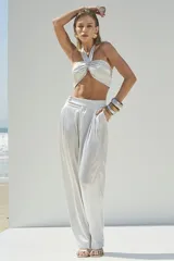 Top halter color gris plateado, con tiras finas que se atan al cuello y espalda descubierta.