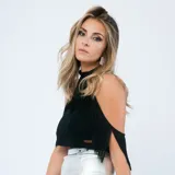 Top corto negro con cuello alto, sin mangas y detalle de flecos en el escote y los brazos.