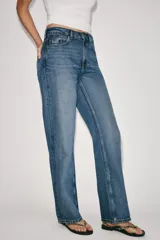Jeans de tiro alto con cinco bolsillos, pernera recta y larga, confeccionados en denim negro con cierre frontal de cremallera y botón metálico.