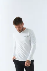 Remera de manga larga color ladrillo con logo estampado en el pecho.