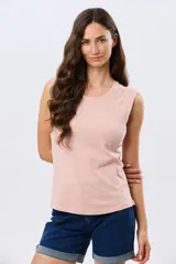 Musculosa de algodón color beige, de corte clásico con cuello redondo y diseño liso.