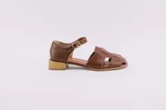 Sandalias de cuero color marrón, estilo huarache, con puntera cerrada de corte almendrado, tira ajustable con hebilla en el tobillo y taco cuadrado bajo con acabado símil madera.
